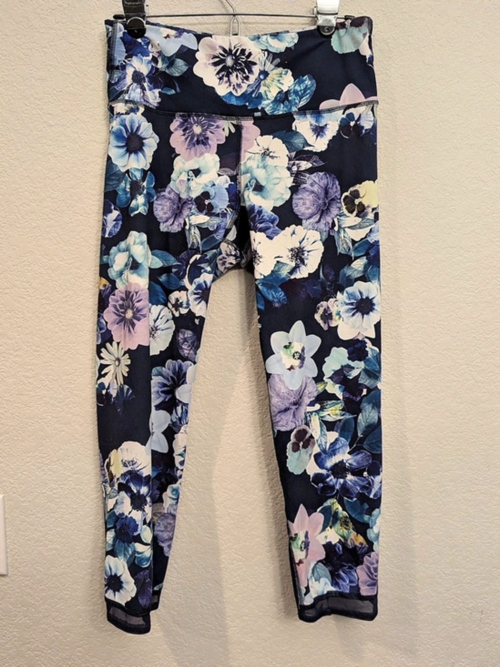 Old Navy Go-Dry Old Navy Active Sporty Floral Active Leggings in Blue & Purple